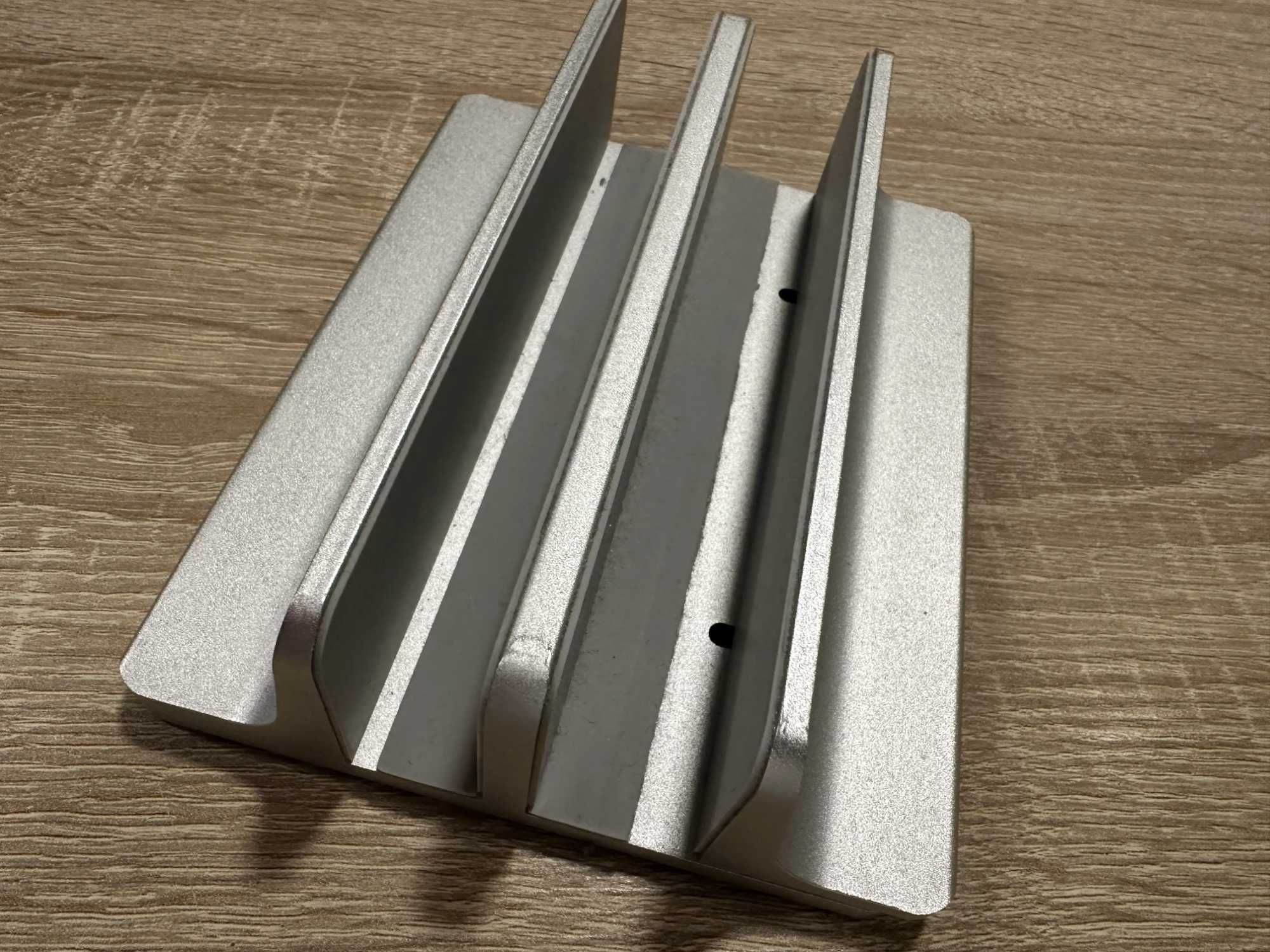 Srebrna aluminiowa regulowana podstawka biurkowa na laptop i tablet