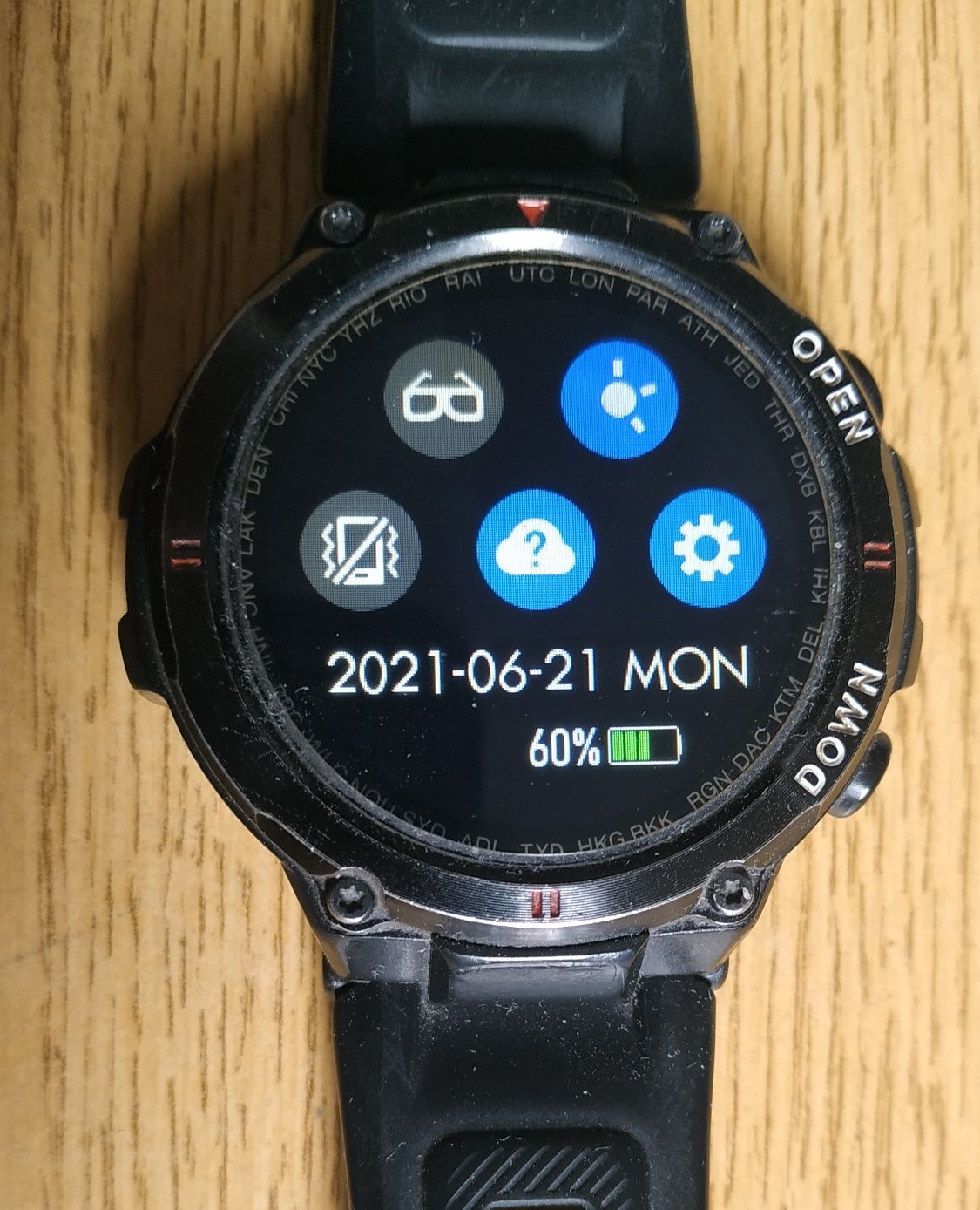 Sportowy smartwatch + 3 smartwatche