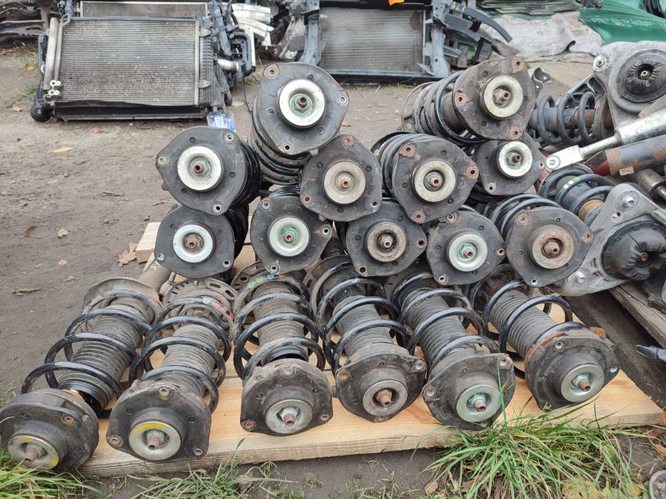 Амортизатор передній Фольксваген Гольф 5 6 Пассат Б6 Б7 Шкода Октавія