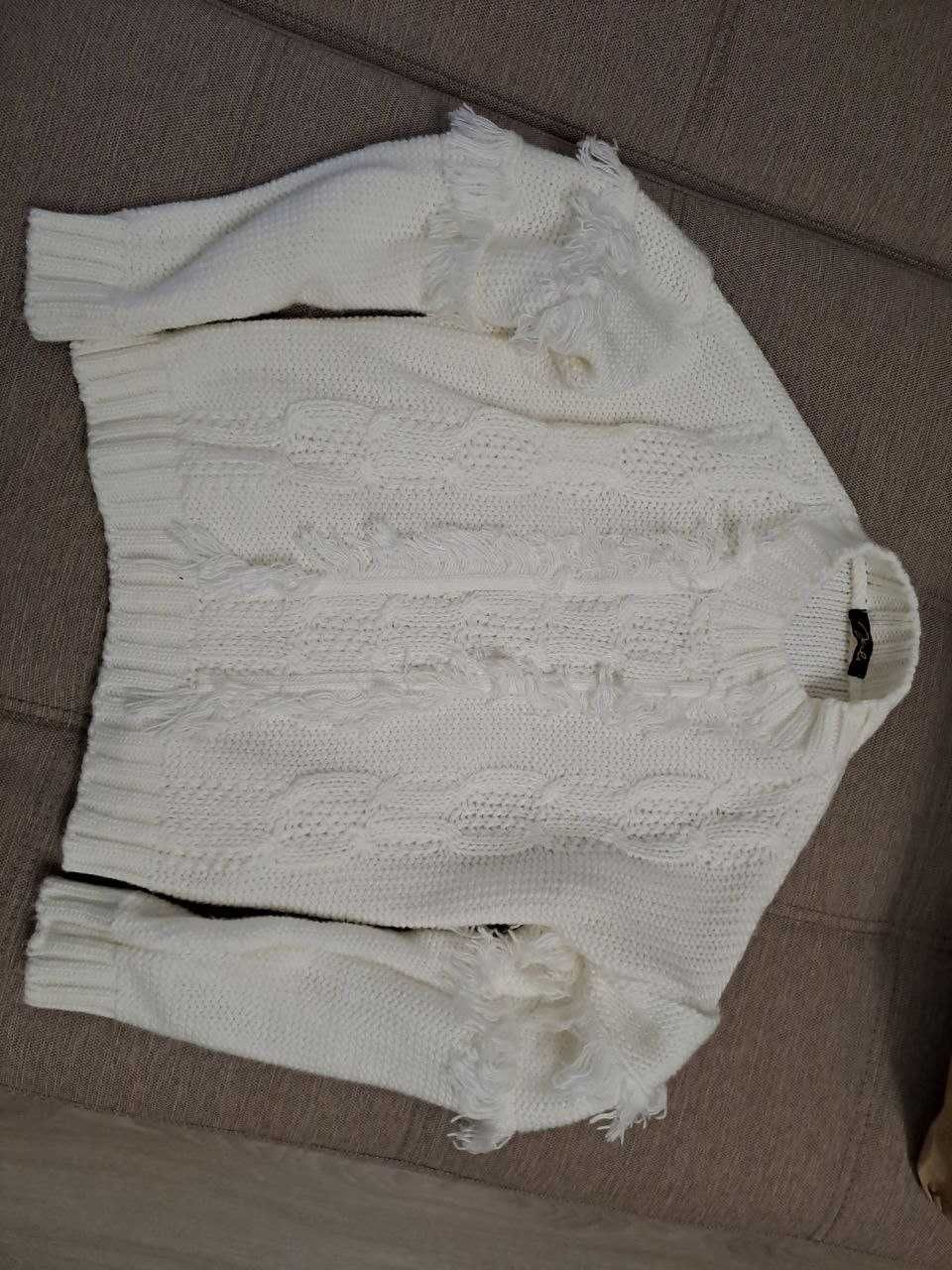 молочний светр з рваним ефектом та бахромою