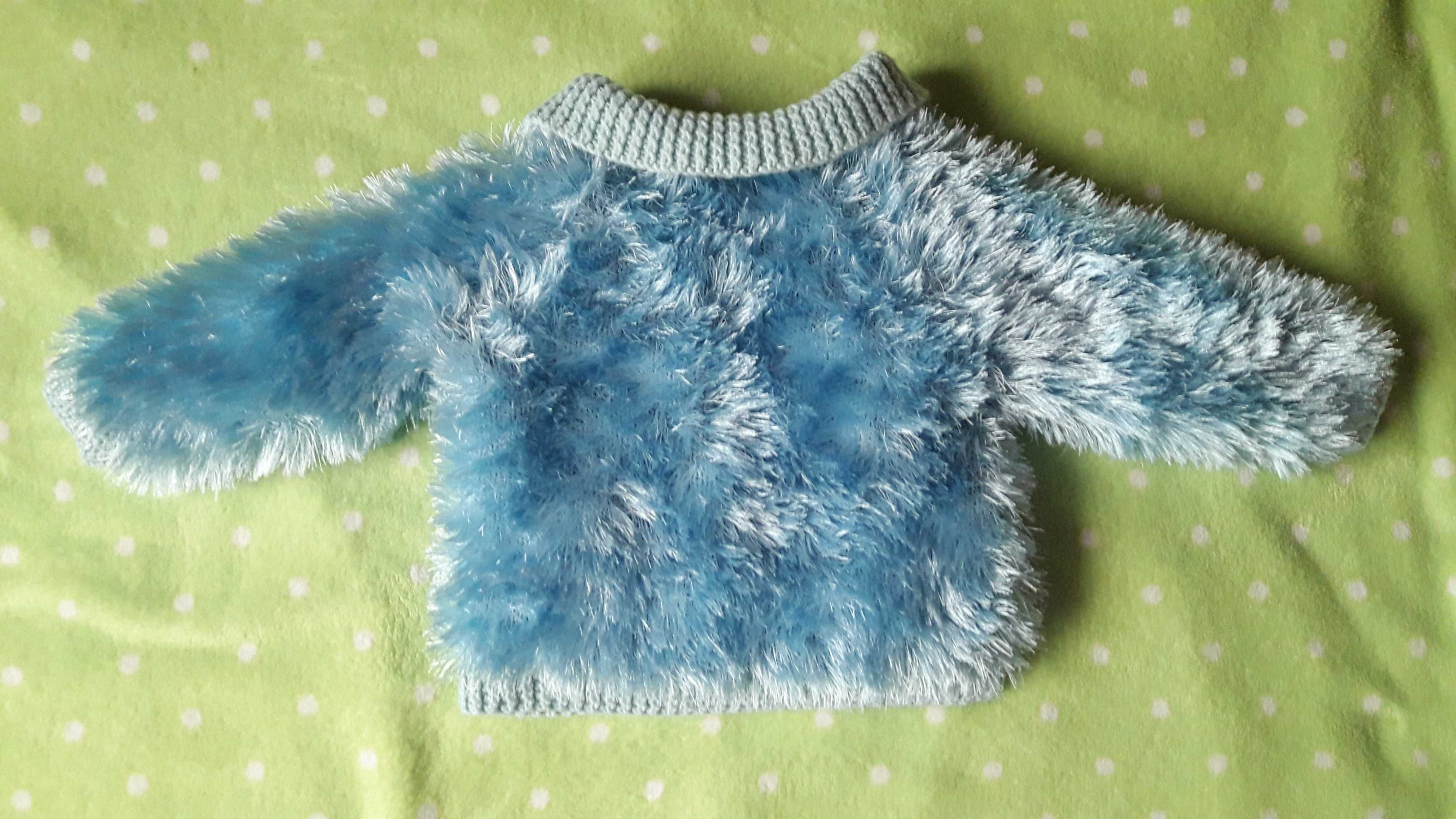 Włochaty niebieski sweterek puszysty sweter