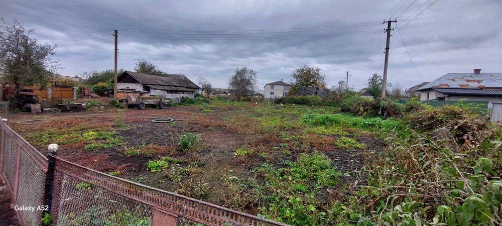 Продається будинок с.Конюшки з великою земельною ділянкою.