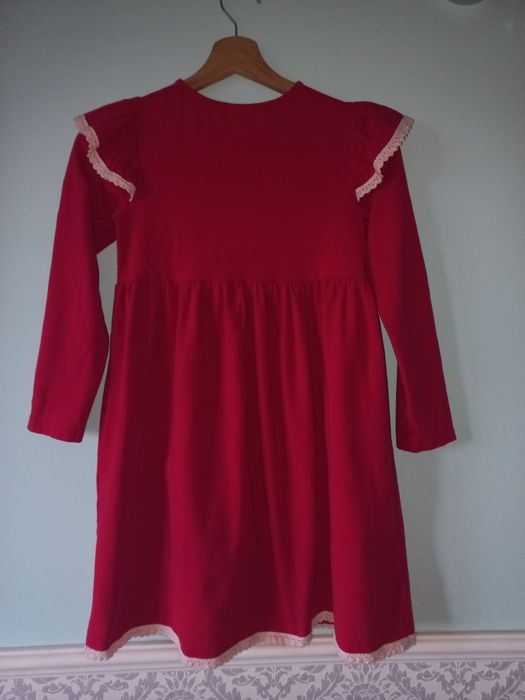 Czerwona sukienka z koronką r.140cm