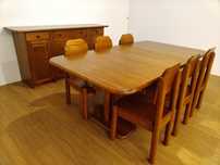 Vendo aparador e conjunto de mesa / cadeiras em pinho Saint Clair