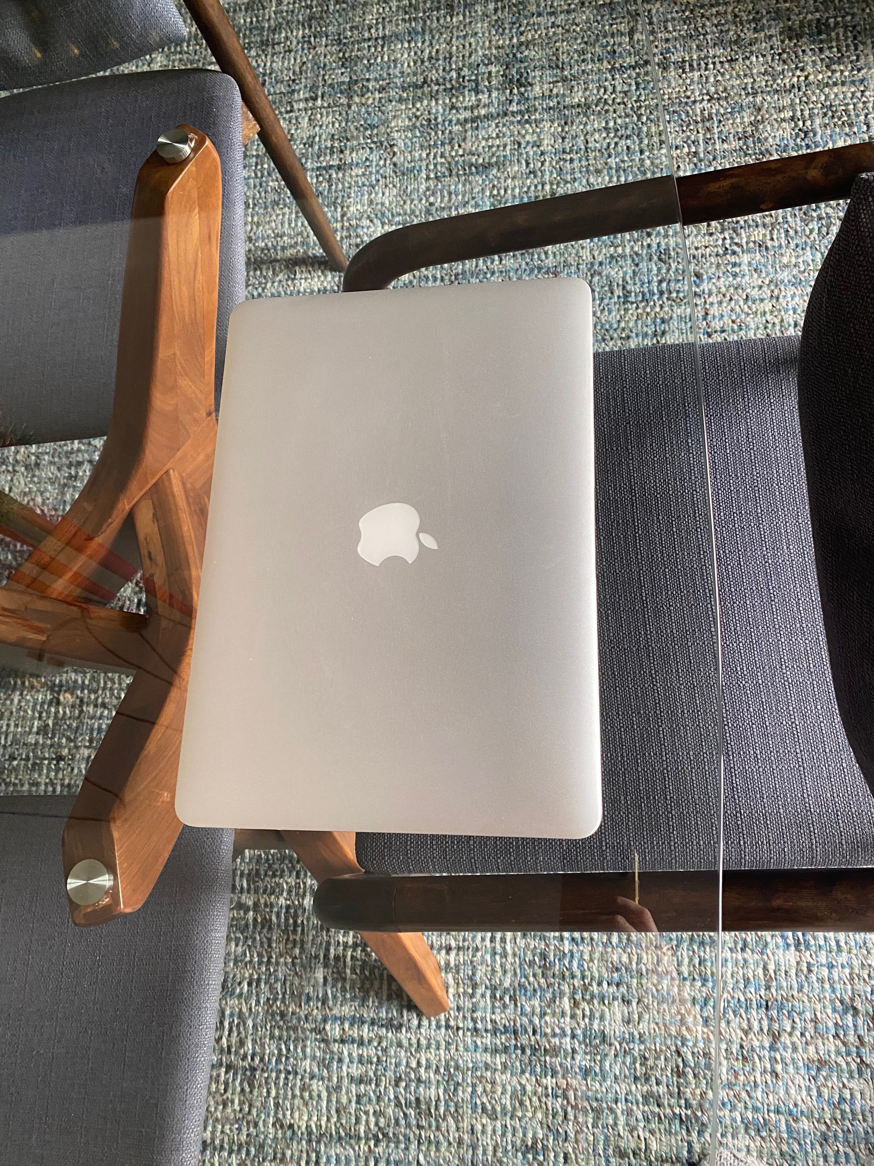 MacBook Air 13”, processador 1,6 GHz, 256GB armazenamento, 4GB memória