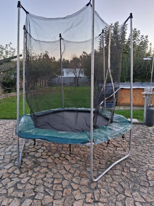 Trampolim em bom estado