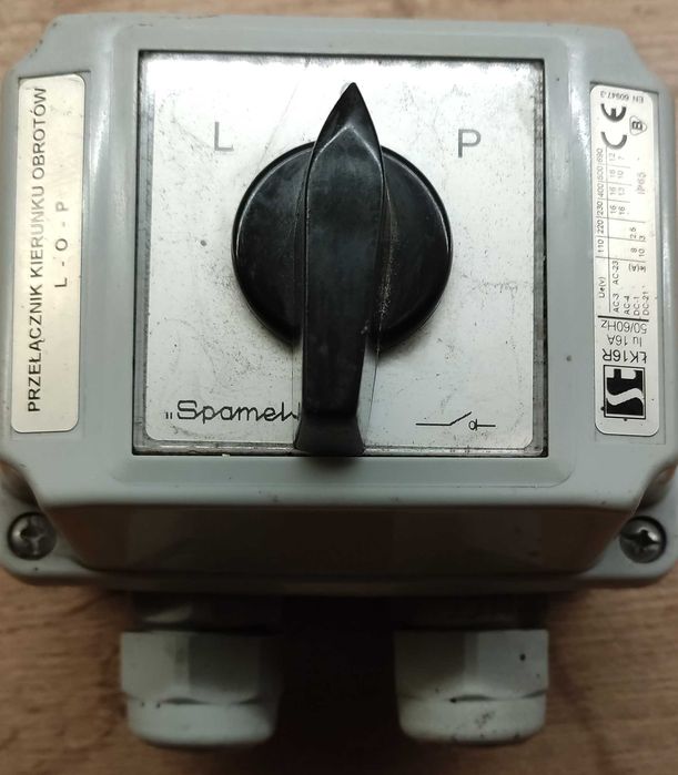 Przełącznik kierunku obrotów ŁK16R, L – 0 – P,  Spamel w obudowie