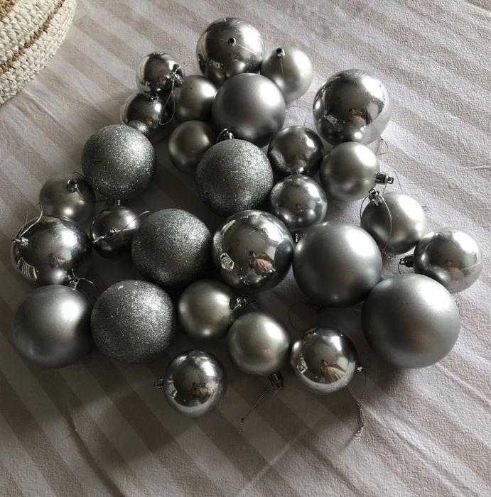Bolas para arvore de natal prateadas e enfeites
