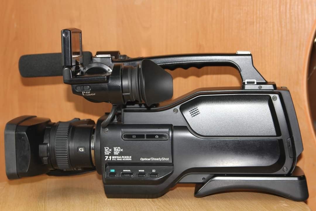 Професійна відеокамера SONY HXR mc1500