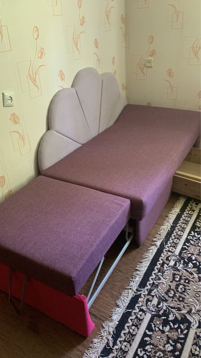 Продається диван для дівчинки в доброму стані,як новий