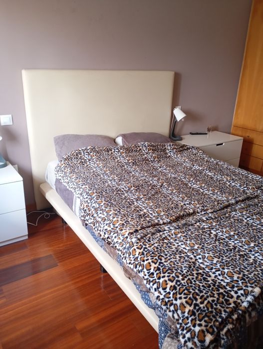Cama e mesas cabeceira e colchão