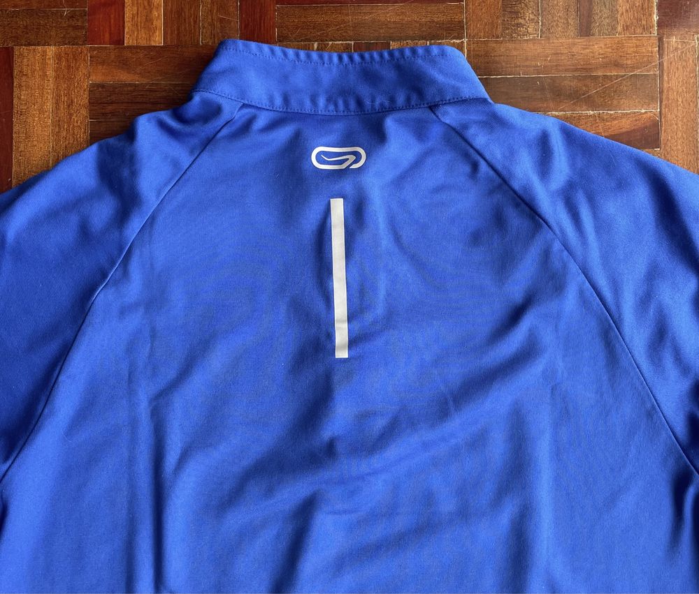 Camisola azul de desporto