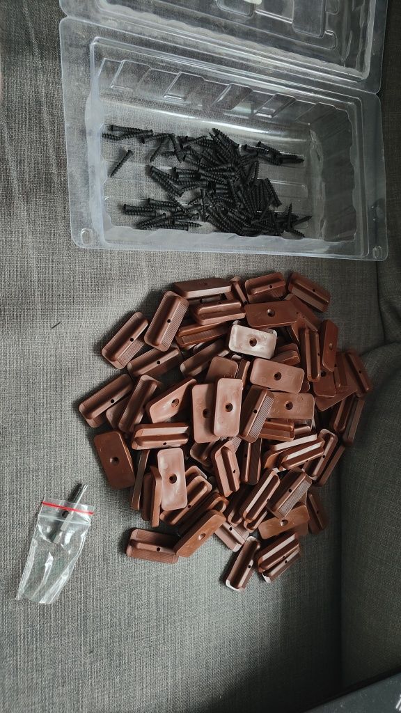 Klips WPC mocujący + wkręt (105 sztuk)