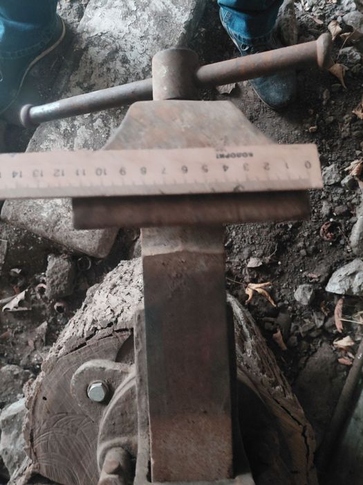 Тиски,продаються за 2500грн