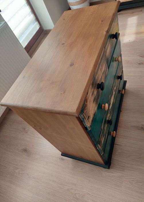 Komoda drewniana, szafka z szufladami.