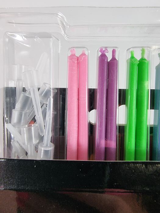 Świeczki urodzinowe na tort kolorowy płomień 12 sztuk na torty