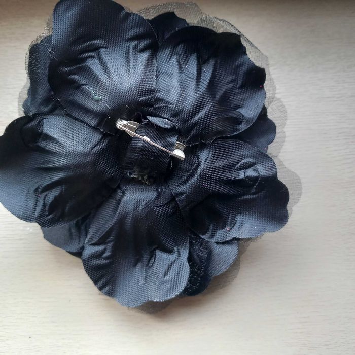 Broszka do ubran torebek czarna