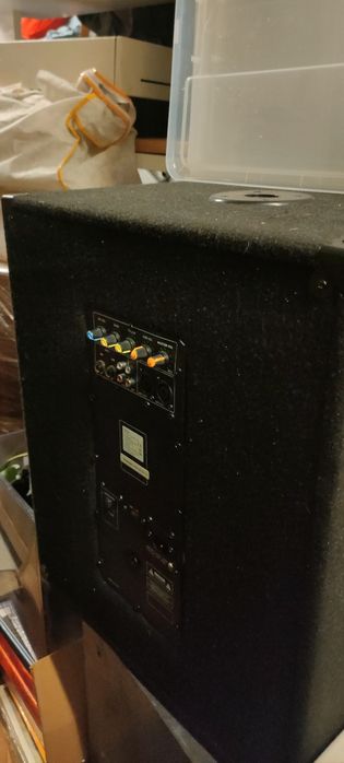 Coluna de som amplificada e profissional