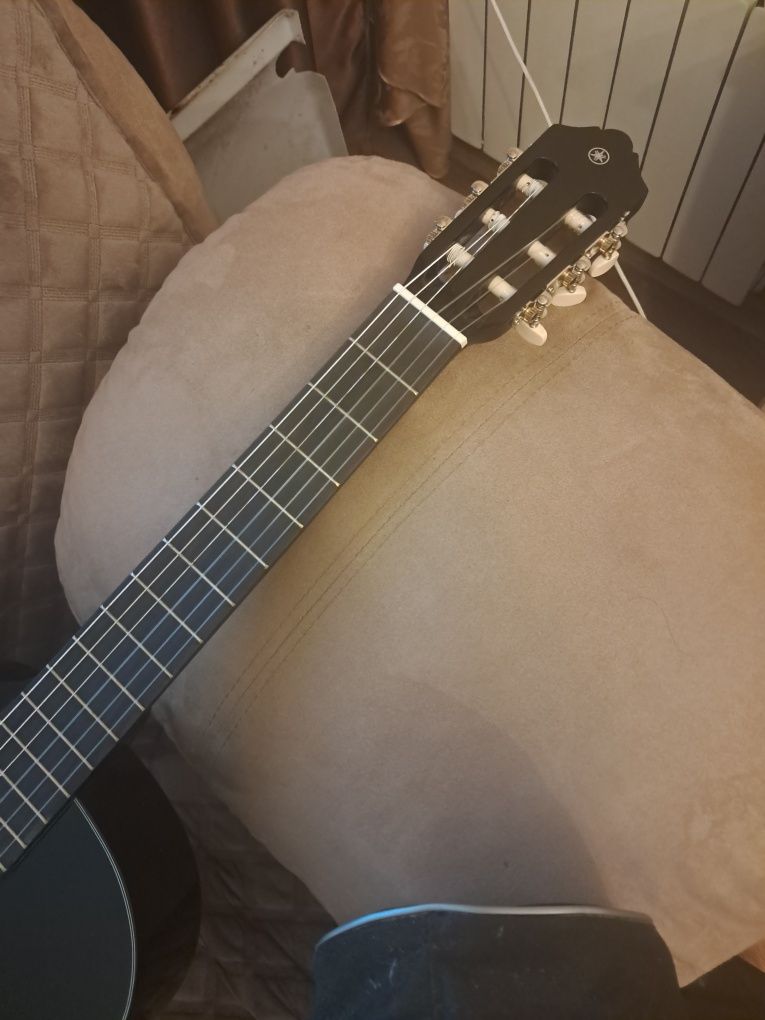 Класична Гітара Yamaha c 40BL + струни, чохол, медіатори і каподастер