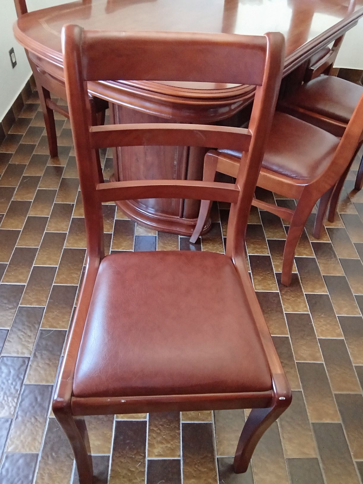Mesa de sala e cadeiras em mogno