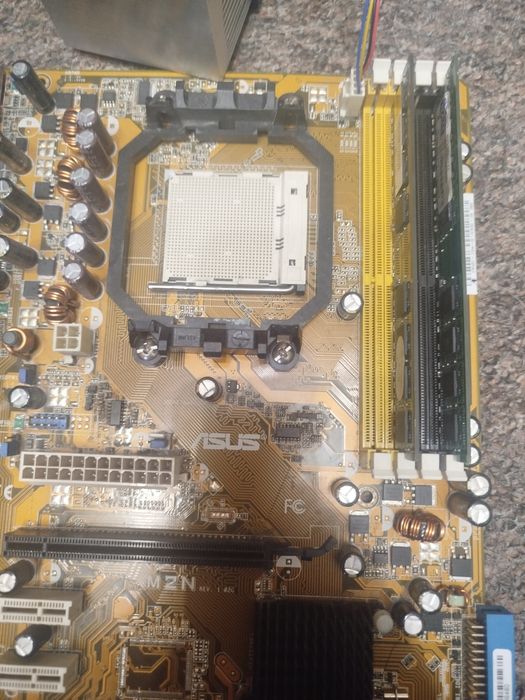 Продам материнку в рабочем состоянии без проца и батарейки биоса