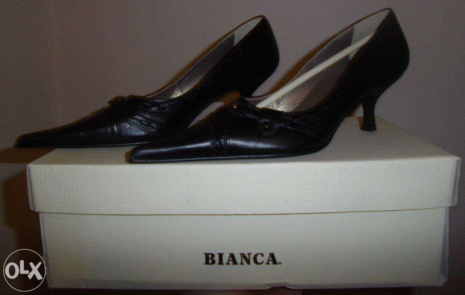 Sapatos em pele bicudos, com tacão baixo, da Bianca, novos na caixa.