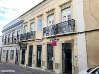 Prédio centenário habitacional e comércio na Baixa de Faro