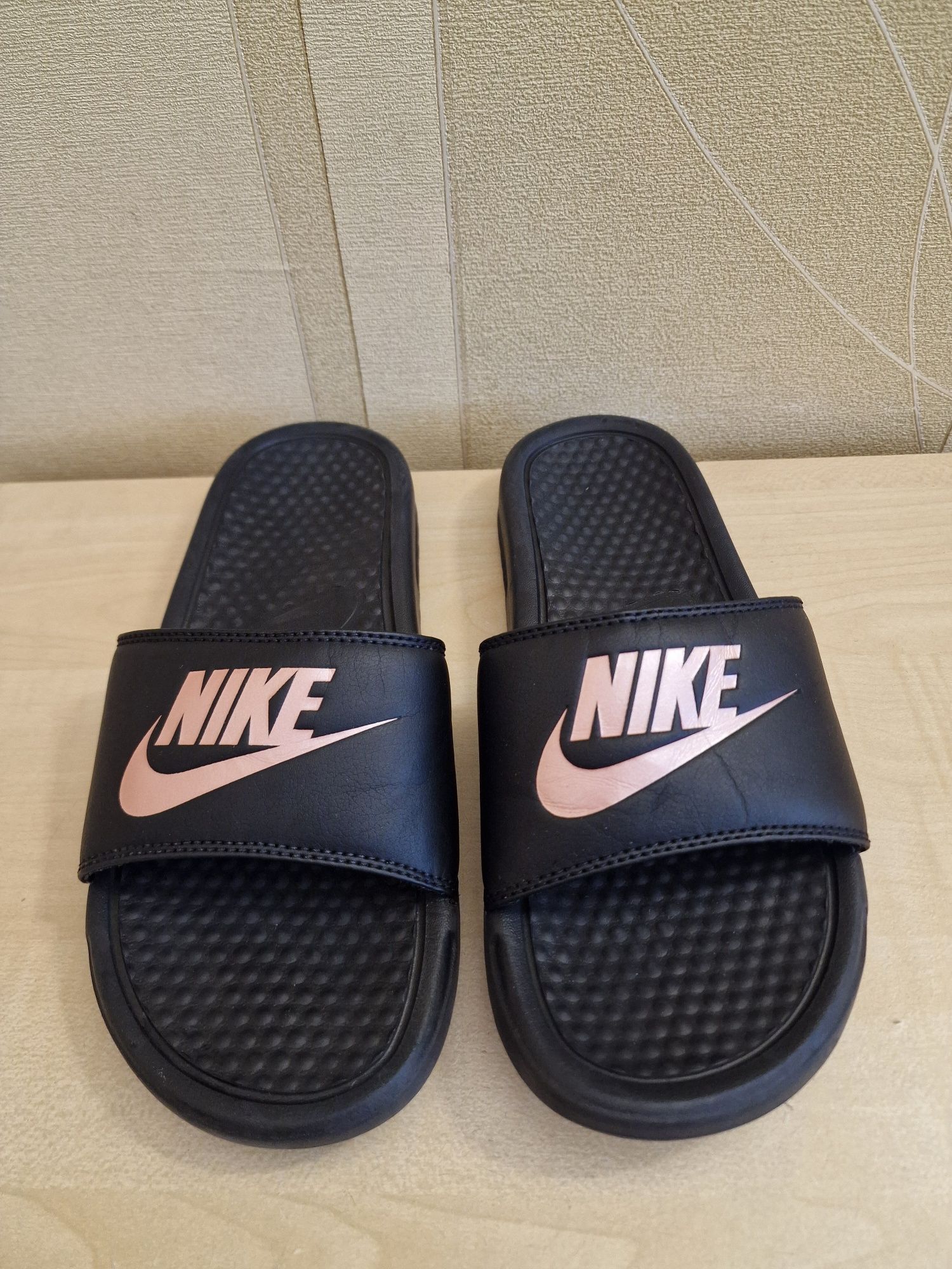 Шльопанці Nike Benassi оригінал розмір 38