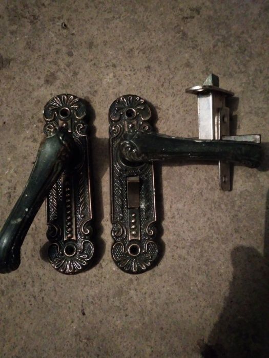 Задвижка дверная.