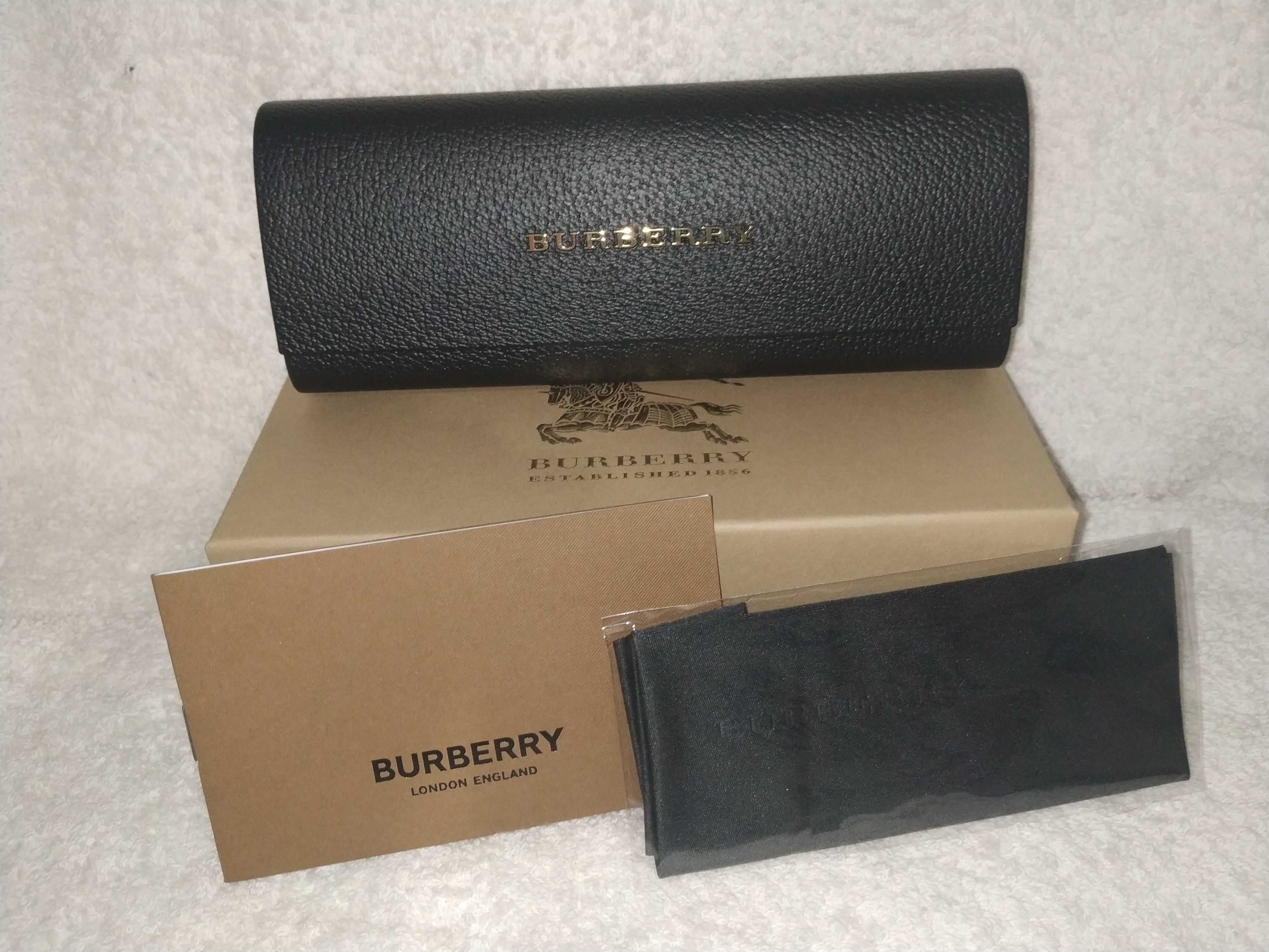 Estojos para óculos da marca BURBERRY