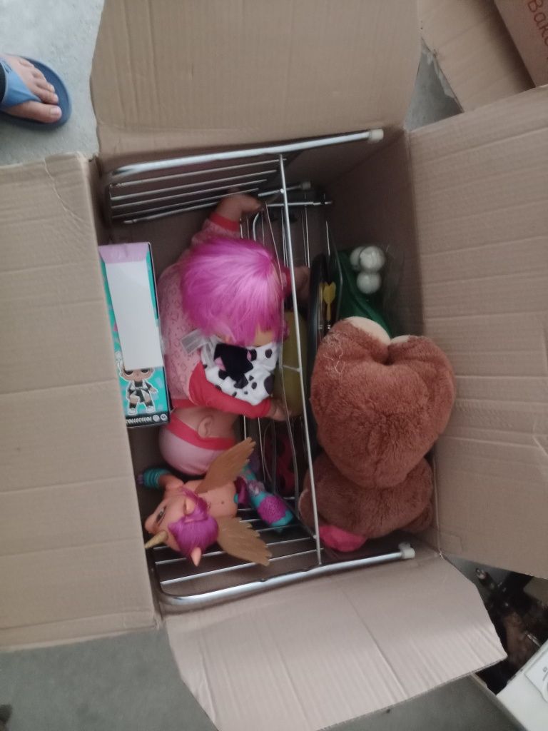 Vários brinquedos de menina para despachar