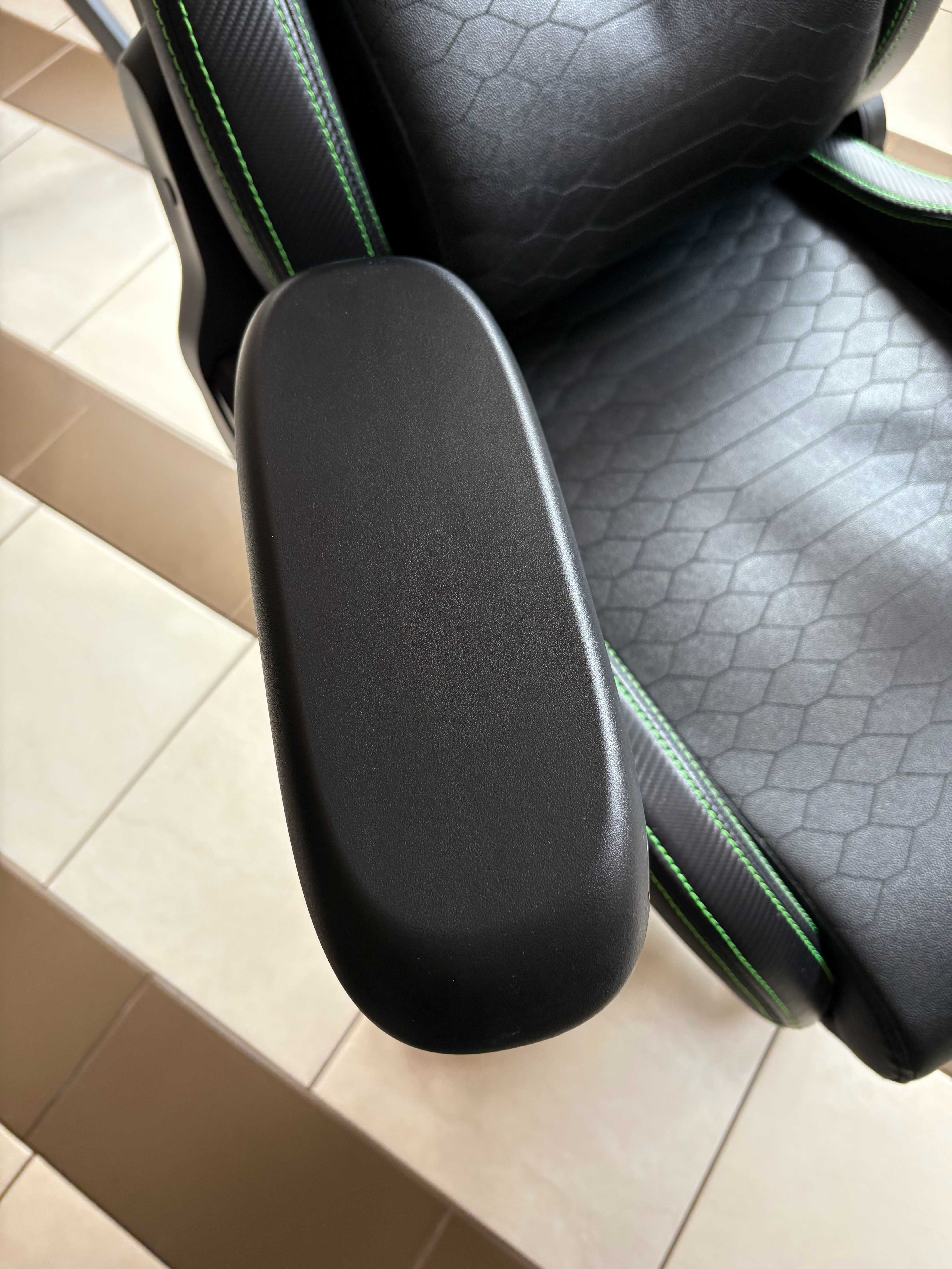 Ігрове комп'ютерне крісло Razer Iskur