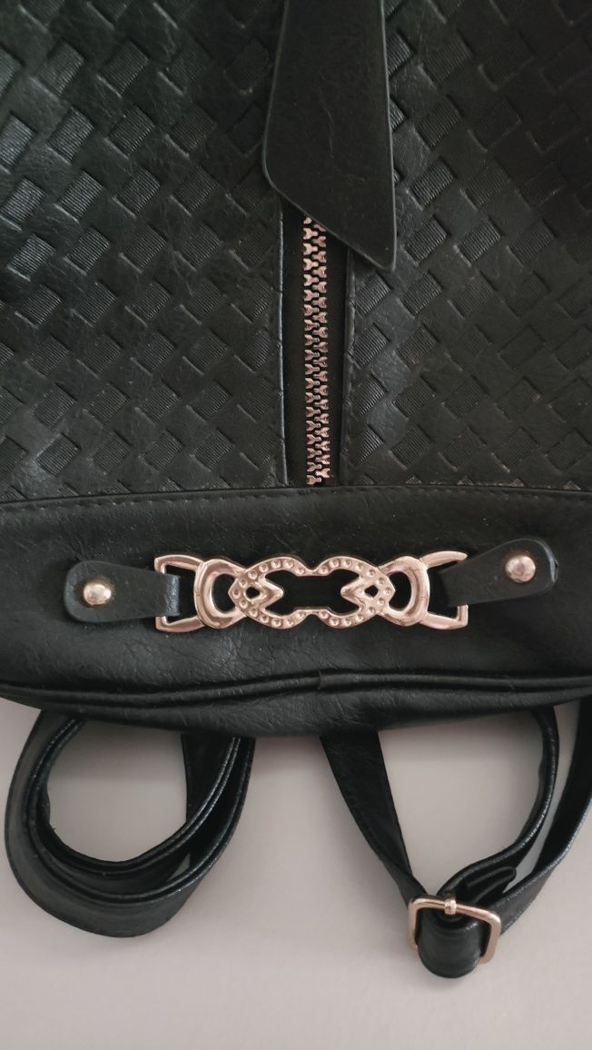 Mochila preta com detalhes