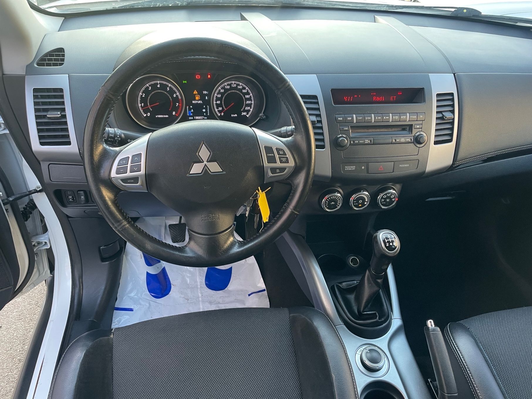 Mitsubishi Outlander 2.4 benzyna manual 4x4 biała perła alcantara
