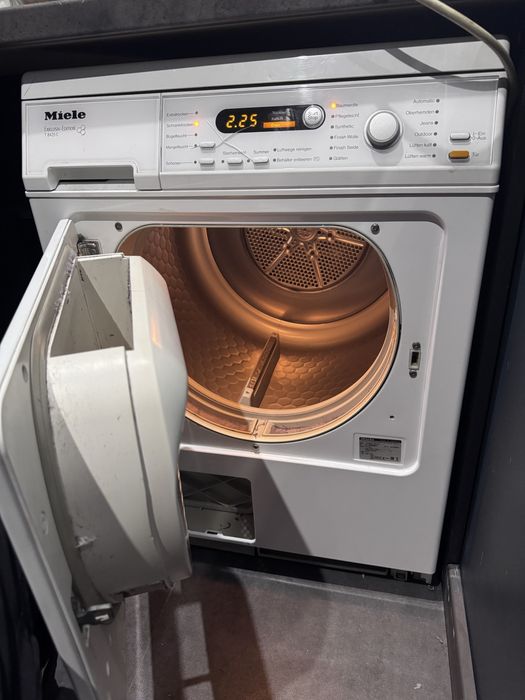 Сушильна машина Miele T 8425 C
