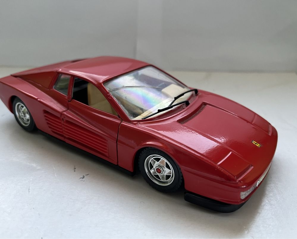 Model samochodu w skali 1:24 Ferrari Testarossa Bburago Burago