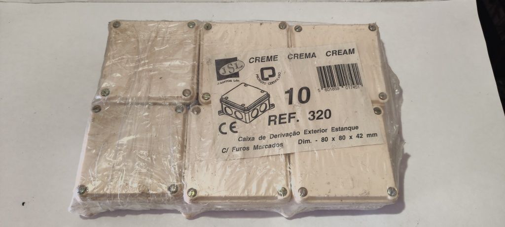 Várias caixas para electricidade