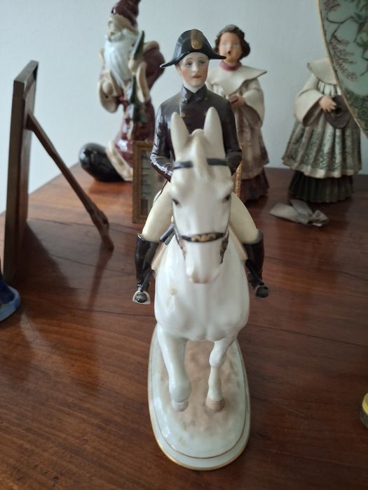Escultura porcelana cavaleiro e cavalo