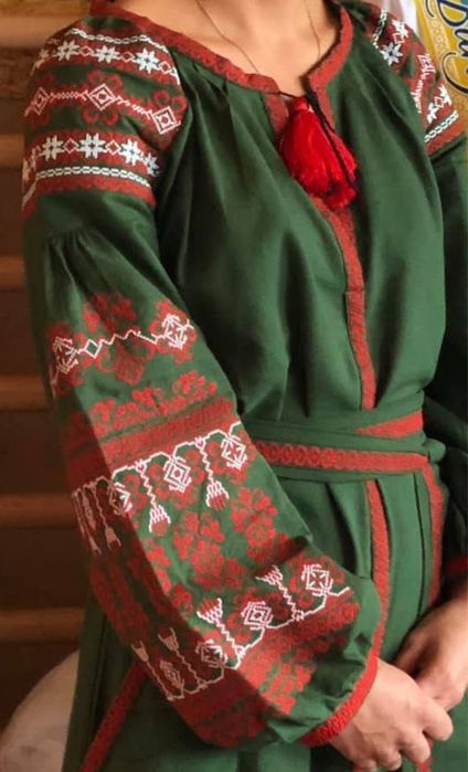 Вишита сукня ефектна.