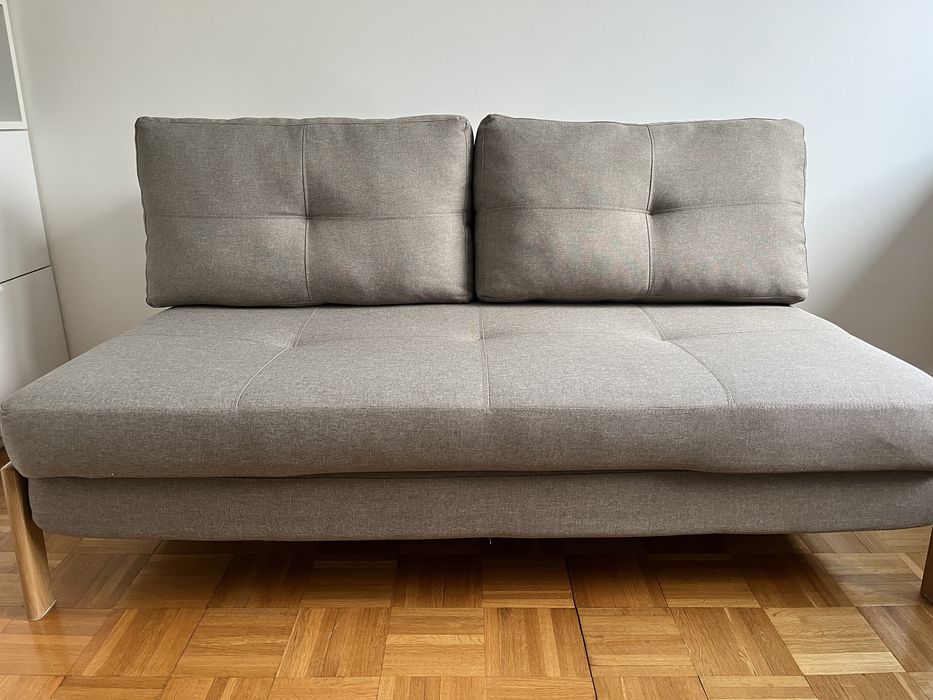 Szara rozkładana sofa 2-osobowa