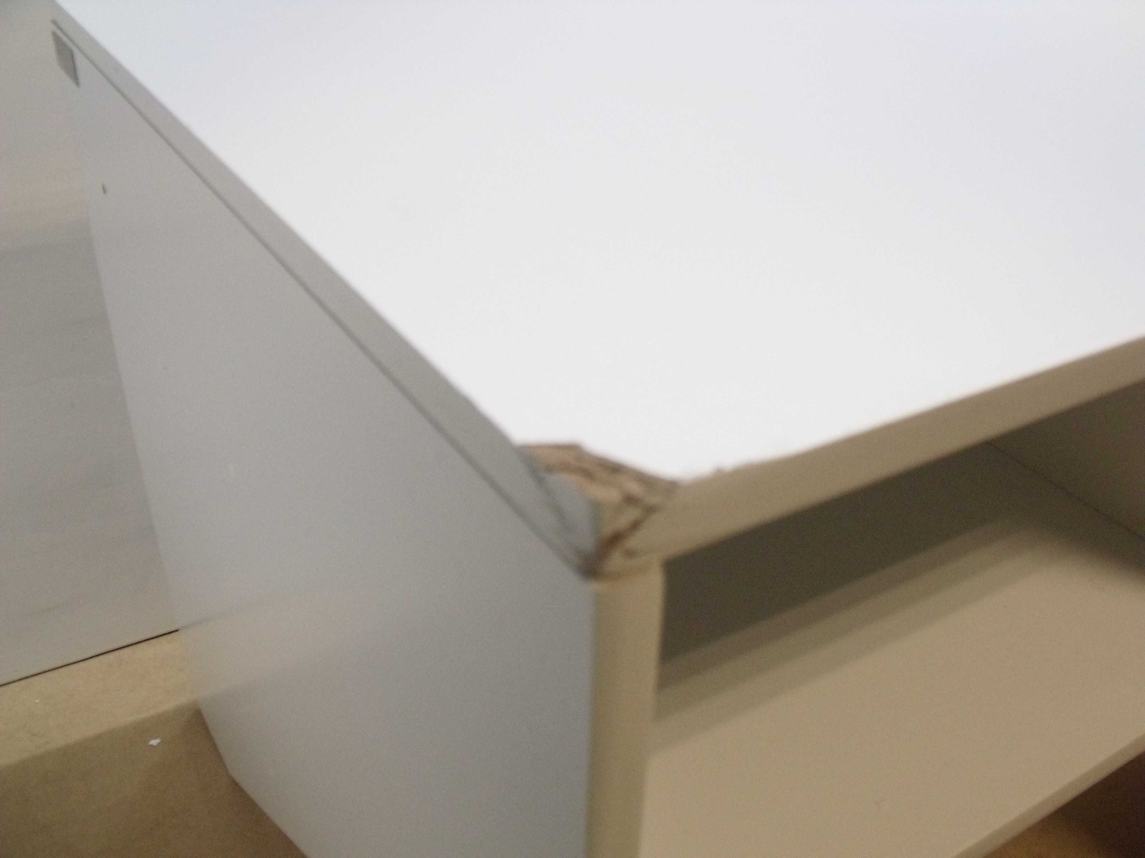 Białe biurko naścienne, biurko montowane do ściany z pólkami Sobuy