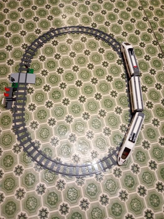 Продаю электрический lego поезд