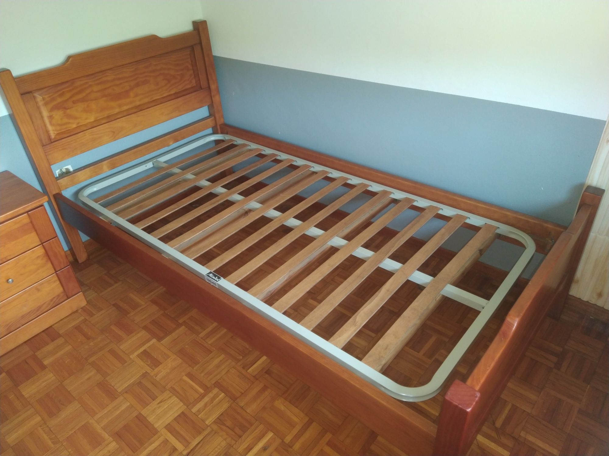 Cama individual com mesinha de cabeceira