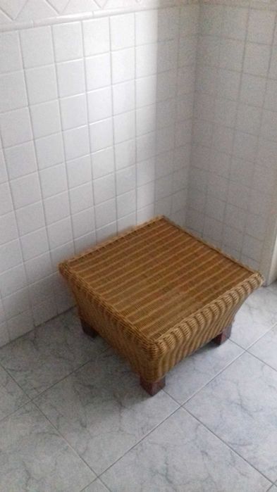 Mesa de apoio em vime