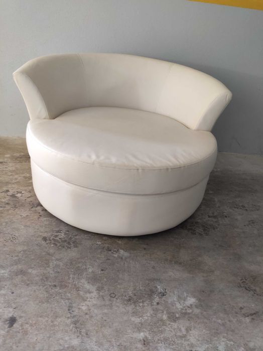 poltrona em couro sintético branco, com base rotativa