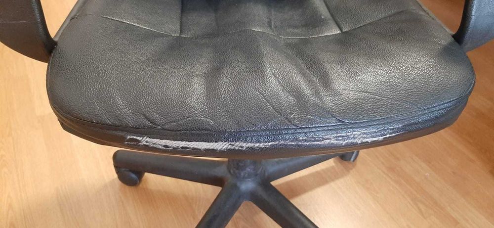 Cadeiras de escritórios com rodas: uma preta e uma cinzenta