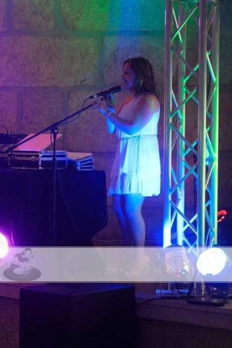 Cantora em eventos procura Banda e trabalhos extra