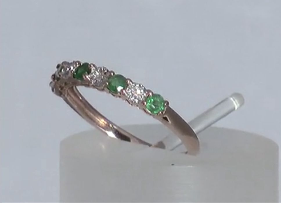 Превосходное золотое кольцо с бриллиантами и изумрудами