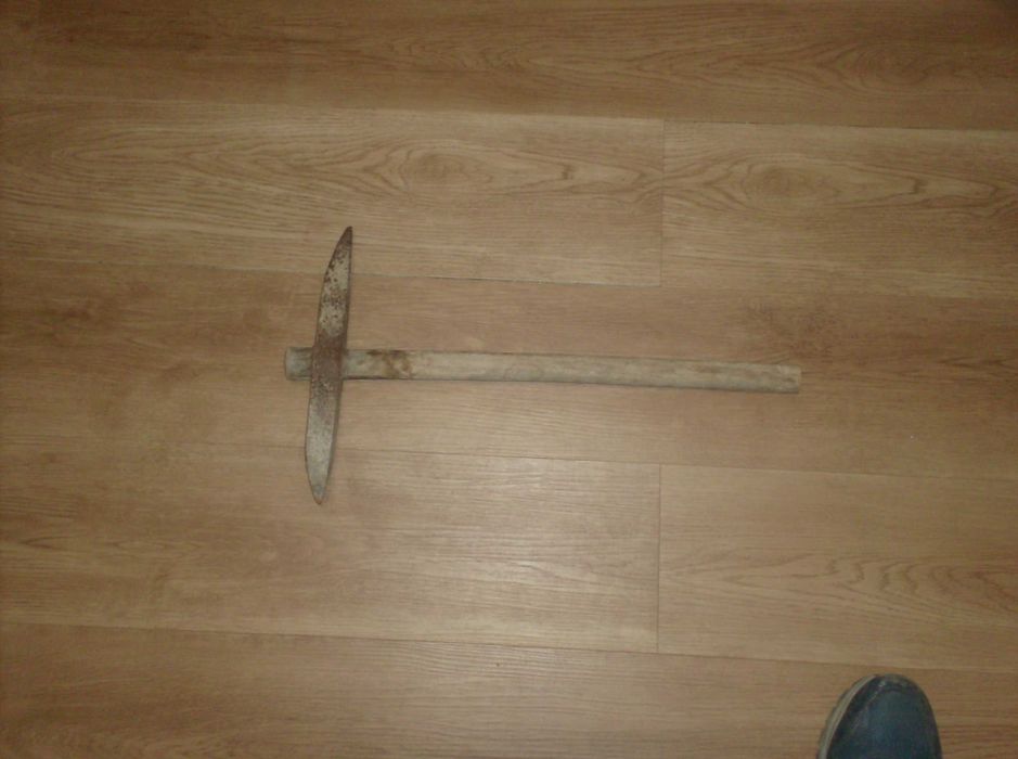 picareta com cabo de madeira