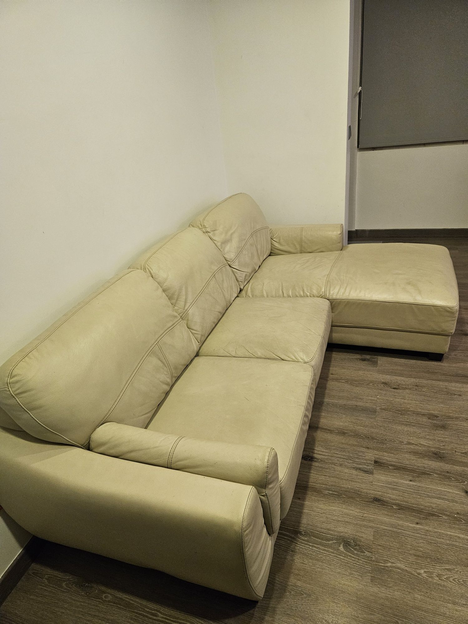 Oportunidade - Sofá chaise long em pele